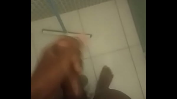 Batendo punheta no banho 