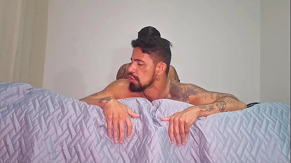 Safado Esperou O Namorado Ir Pro Banho Pra Dar O Cuzinho Pro Amigo De Quarto Dele . thumbnail