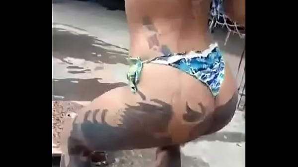 Gostosa tatuada dan&ccedil_ando