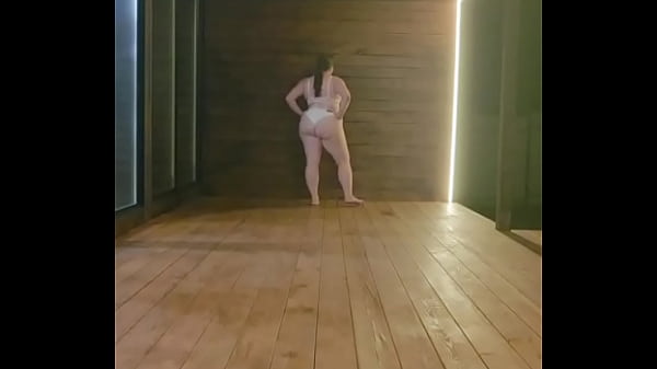 Пышка ходит по подиуму 