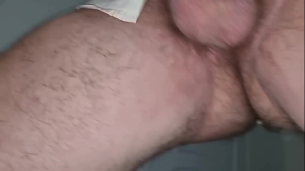 Adora farsi guardare mentre piscia e sborra cazzo grosso italiano apri la bocca e bevila tutta 