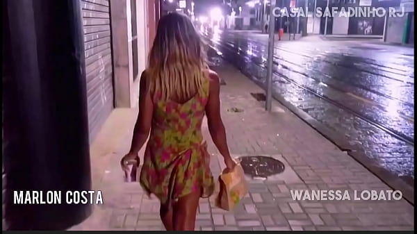 Sexo em p&uacute;blico: BBC coloca loira pra chupar seu pau preto no meio da rua 