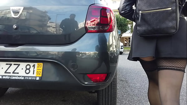 De vestido curto por Lisboa 