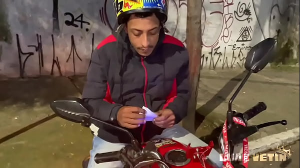 Fui Fazer Entrega Na Casa Do Viadinho, Ele Descobriu Que Eu J&aacute; Tinha Metido Vara No Namoradinho Dele E Quis Tamb&eacute;m thumbnail