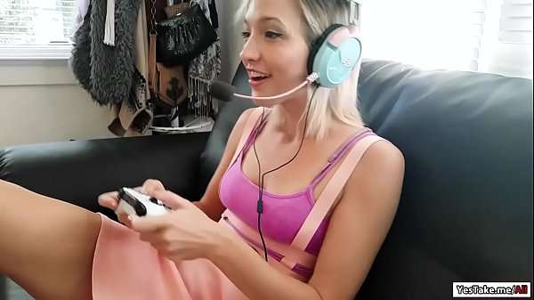 Play MP4 - Gamer gf takes a break and fucks her guy