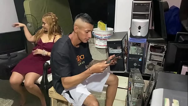 Play MP4 - MIENTRAS MI VECINO ARREGLA MI TV LE DIGO QUE ME FOLLA HASTA CORRERCE DENTRO DE MI