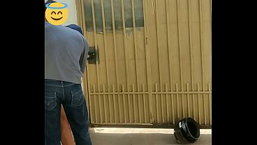 Olha O G&aacute;s!!! Filmei Escondido, Dei Gostoso Pro Vendedor De G&aacute;s, Gozou Na Minha Boca E Foi Embora. thumbnail