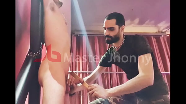 Master Jhonny sottopone il suo schiavo a una sessione cbt e lui si eccita! 