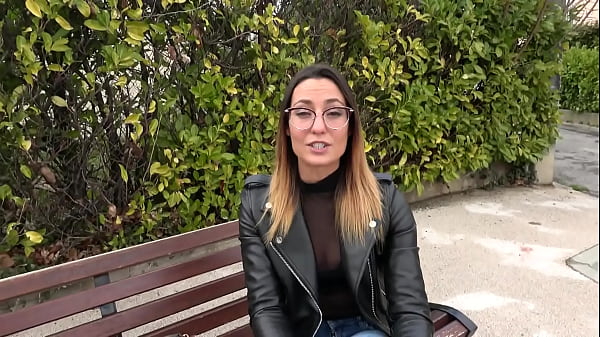 Une Le&ccedil;on De Sport Hard Pour Pam, 25ans, Coach Sportive ! thumbnail