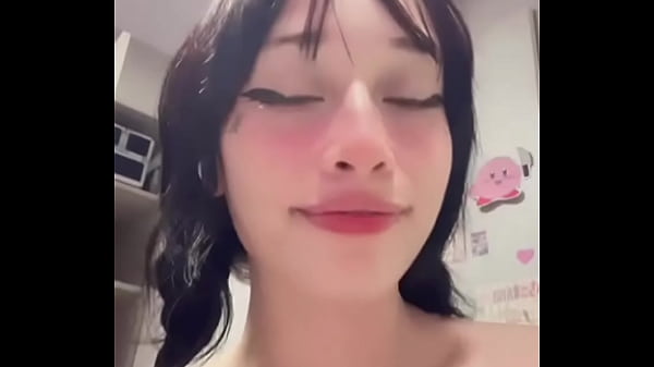 Aprontando sozinha no quarto