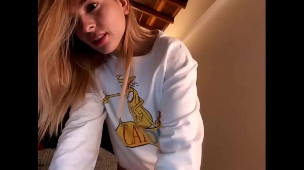 Curvy webcamgirl with an amazing body poses on cam | webcumgirls.com 