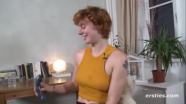 Polyamoröse Berlinerin masturbiert schmackhaft vor_Kamera