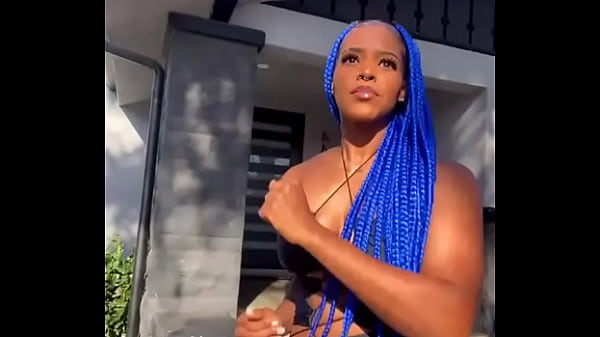 Safada se exibindo deixando buceta aparecer no tictoc 