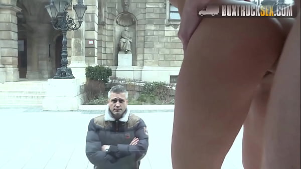 Play MP4 - A gostosa Vicky Love fode a massagista enquanto o marido espera do lado de fora