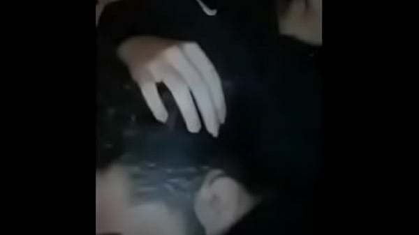 Nonton Casal Dando Cafune Um No Outro thumbnail