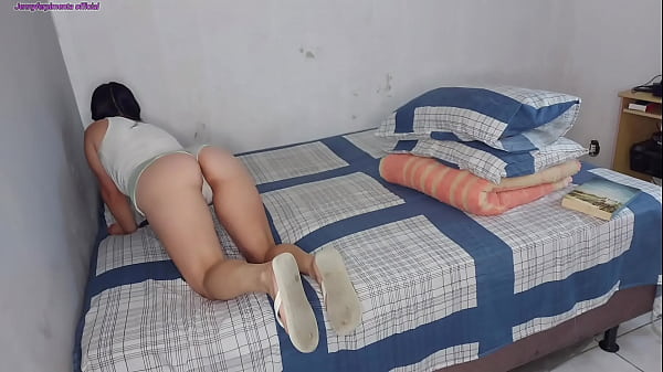 Meia-irm&atilde; Veio Limpar Meu Quarto Enquanto O Padrasto Fazia Reforma No Quintal thumbnail