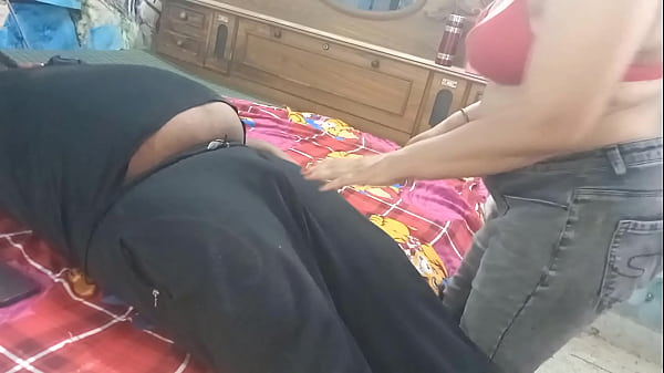 Nonton Sexy Bhabhi Gives A Desi Blowjob To Her Tenant thumbnail