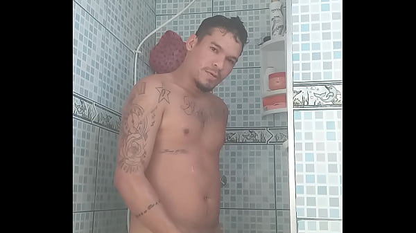 Garoto De Short No Banho thumbnail