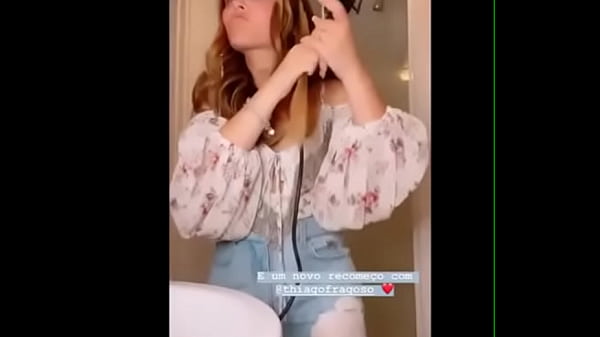 Larissa Manoela no banheiro