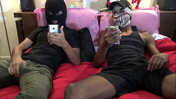 Il Donne Son Cul &agrave; Deux Jeunes Heteros Cagoules thumbnail