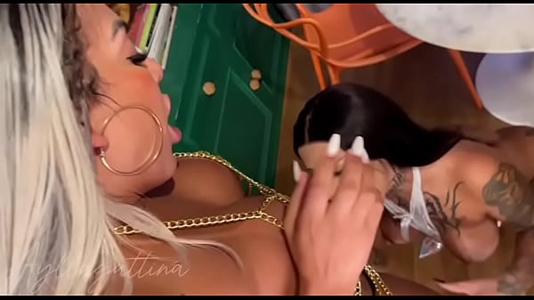 Travesti Do Piroc&atilde;o Dominando Uma Travesti Tatuada E Deixando O Cu Dela Arrombado thumbnail