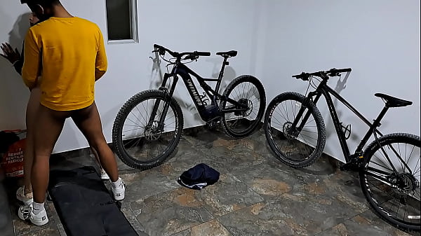 Play MP4 - Mi hermanastra me chupa la polla mientras estamos en el garaje pt2 terminamos follando contra la pared