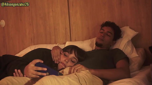 No puedo dejar de tocarme y tuve que poner mi pene en la boca de mi hermanastra por poco nos descubren