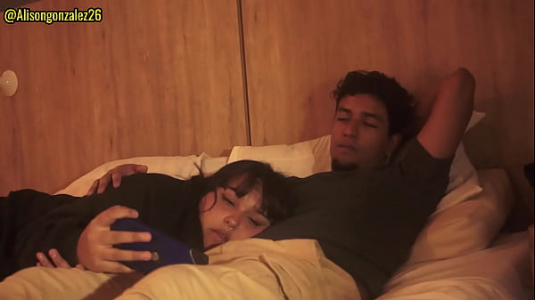 Mirando Netflix con mi hermanastra pero no pude evitar meter mi pene en su boca casi nos_descubren