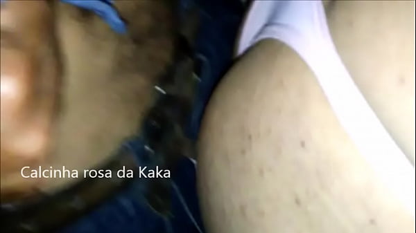 Casado de calcinha usando a calcinha tanguinha rosa 