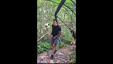 LEVEI MEU AMIGO PARA CONHECER AS TRILHAS DE SEXO E COMI O CU DELE NA FRENTE DE V&Aacute;RIOS HOMENS. 