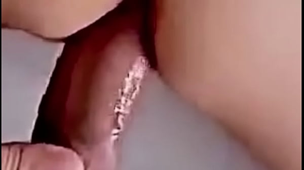 Hombre es humillado y degradado como puta marica, se lo follan a pelo y se mete un pepino en su apretado culo