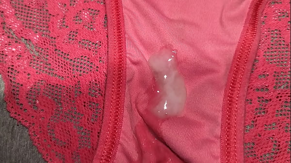 Me masturbé y corrí enlos panties usados de encaje favoritos_de mi mejor amiga