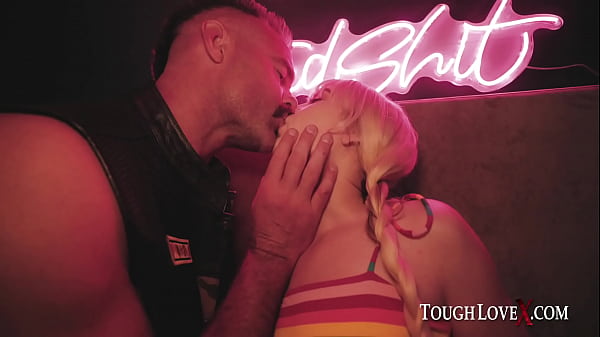 TOUGHLOVEX Third wheel with_blonde spinner Lilly Bell