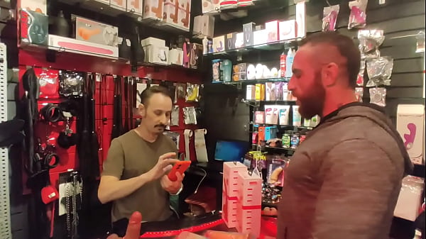 O gostoso apareceu no sex shop comprar vibradores, n&atilde;o esperava levar rola de verdade 