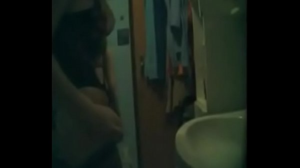 belle mere dans la salle_de bain