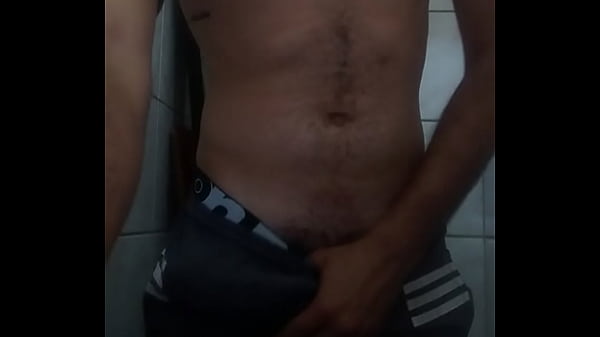 Novinho batendo punheta 