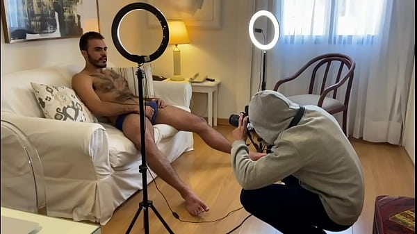 Play MP4 - Fot&oacute;grafo Dotadao gozando com modelo - brendo Vilhena e Marcelo Agroboy