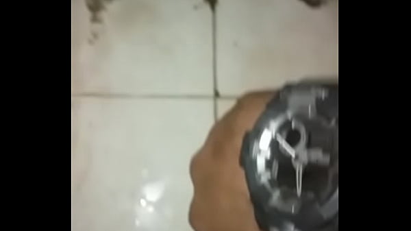 Menino da &Aacute_rabe Batendo uma Punheta com Gemido e Gozada