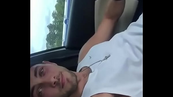 Loirinho Gostos&atilde;o punheta no carro - Gayrotos - http://gayrotos.blogspot.com 