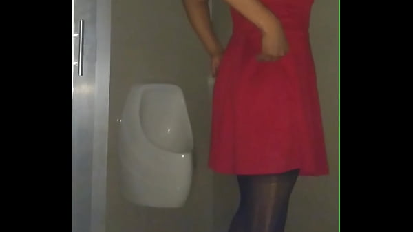 Andando de cachonda en publico 