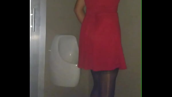 Solita_en baño publico