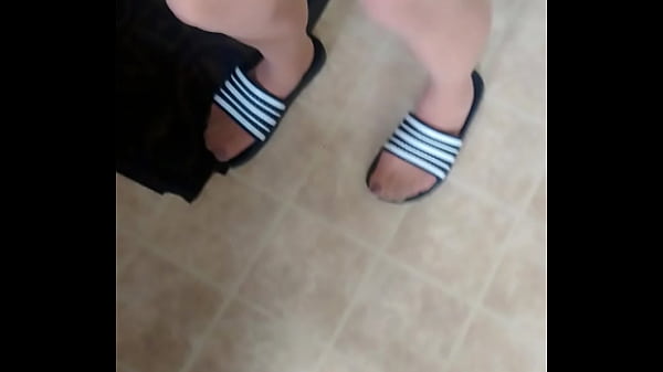 Play MP4 - Cummin over for a footjob