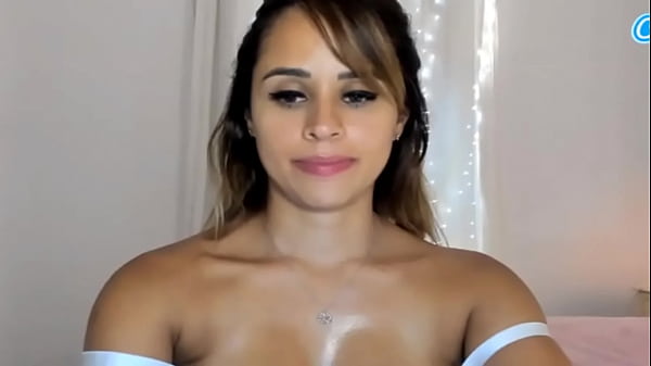 Alice Gomez famosa_WebCamModel luce cuerpazo sexy_y bronceado en lencería_con sus_tirantes caídos