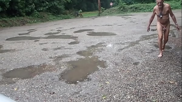 Play MP4 - exhib sous la pluie sur coins de drague