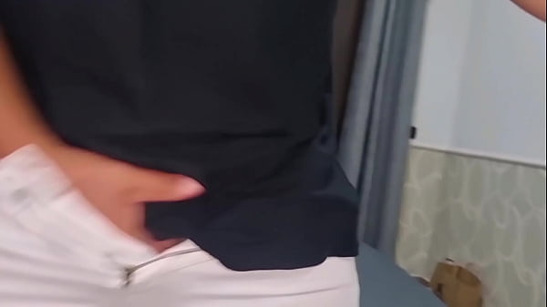 Arrapato sega un cazzo enorme sborrata e gemiti un grosso pisello da succhiare