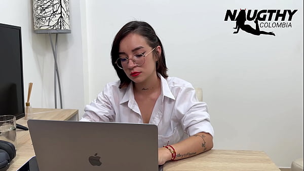 Secretary gets_hot while texting with_her girlfriend