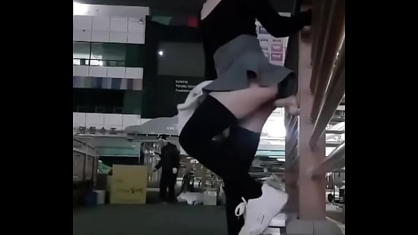 CHICA SOLITARIA SE METE UN JUGUE EN LA CALLE