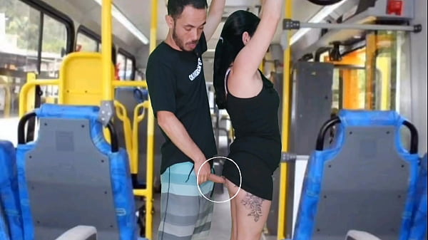 ABSURDO EMPUBLICONO ÔNIBUS homem da esfrega o pau na morena ategozar na sua bunda e vestido
