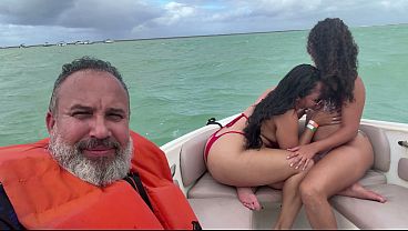 Fodendo Duas Rabudas Gostosas Na Lancha No Meio Do Mar De Maragogi thumbnail