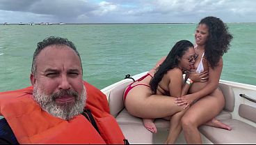 Fodendo duas rabudas gostosas na lancha no meio do mar de Maragogi